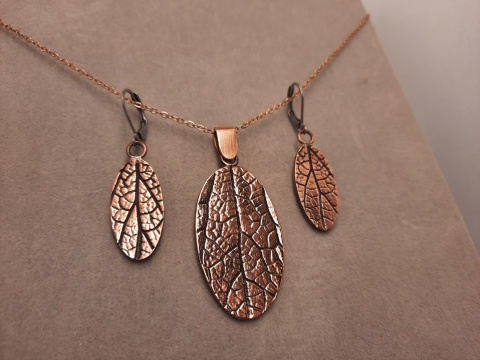 Kolczyki i Wisiorek wykonane z miedzi z wizerunkiem liścia Mierznicy Czarnej
