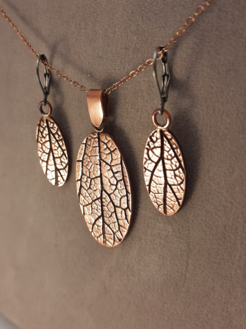 Kolczyki i Wisiorek wykonane z miedzi z wizerunkiem liścia Mierznicy Czarnej