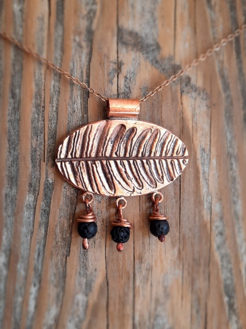 Paprotka z czarną lawą