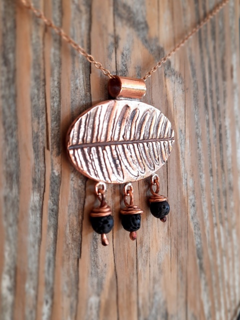 Paprotka z czarną lawą