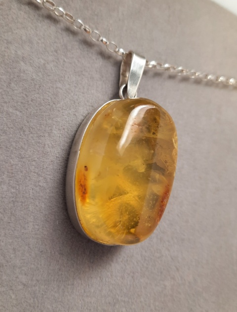 Srebrny artystyczny wisiorek z naturalnym Bursztynem Bałtyckim