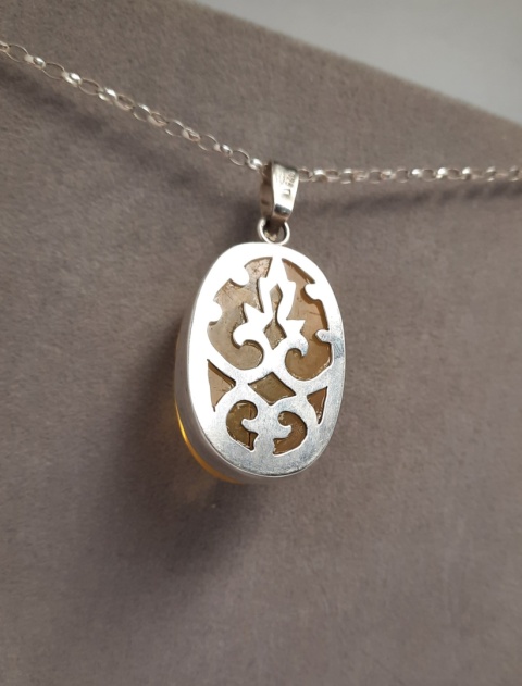 Srebrny artystyczny wisiorek z naturalnym Bursztynem Bałtyckim