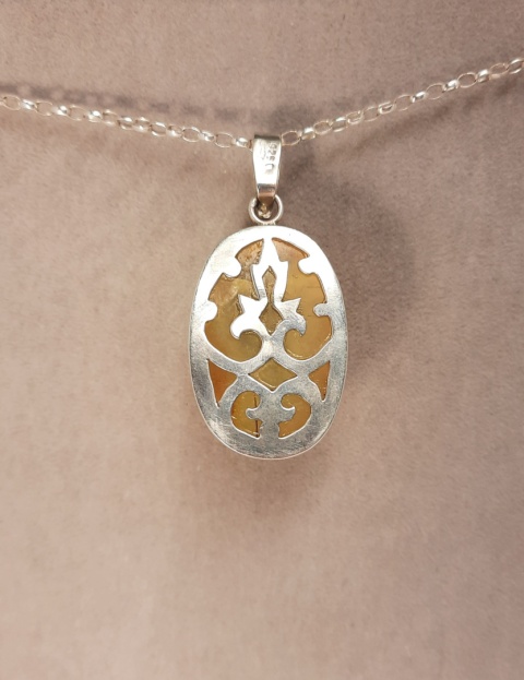 Srebrny artystyczny wisiorek z naturalnym Bursztynem Bałtyckim