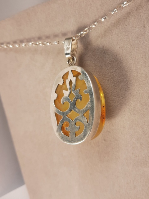 Srebrny artystyczny wisiorek z naturalnym Bursztynem Bałtyckim