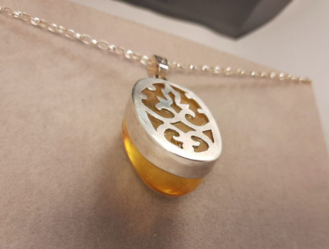 Srebrny artystyczny wisiorek z naturalnym Bursztynem Bałtyckim