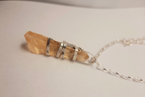 Srebrny wisiorek z żółtym Kalcytem