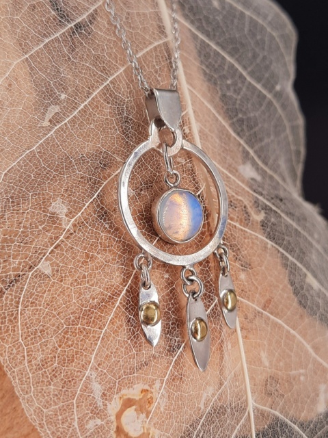 „Łapacz Snów” z opalitem – amulet marzeń i subtelnej magii