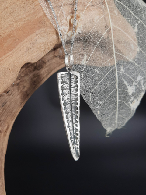 „Leśna Tajemnica” z paprocią – symbol odrodzenia i harmonii